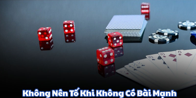 Trong cách đánh Liêng, bạn không nên tố khi không có bài mạnh